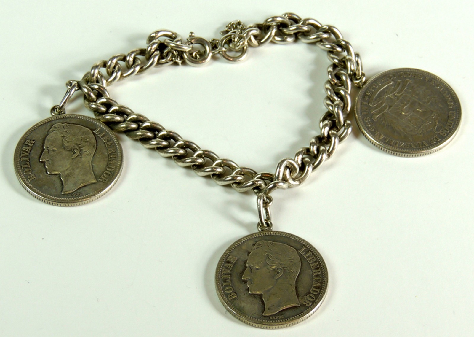 PULSERA con tres monedas de Venezuela, en plata.