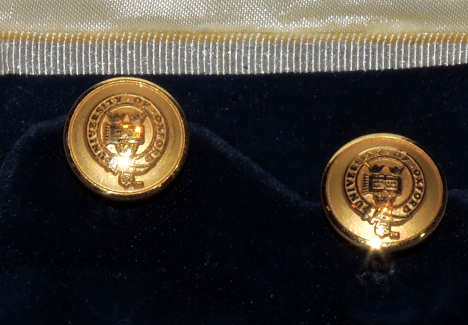 JUEGO DE GEMELOS University of Oxford, en plaqué de oro, con estuche.