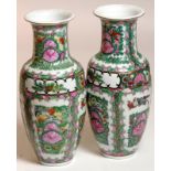 JUEGO DE JARRONES orientales en porcelana con decoración de motivos florales y vegetales. Altura:
