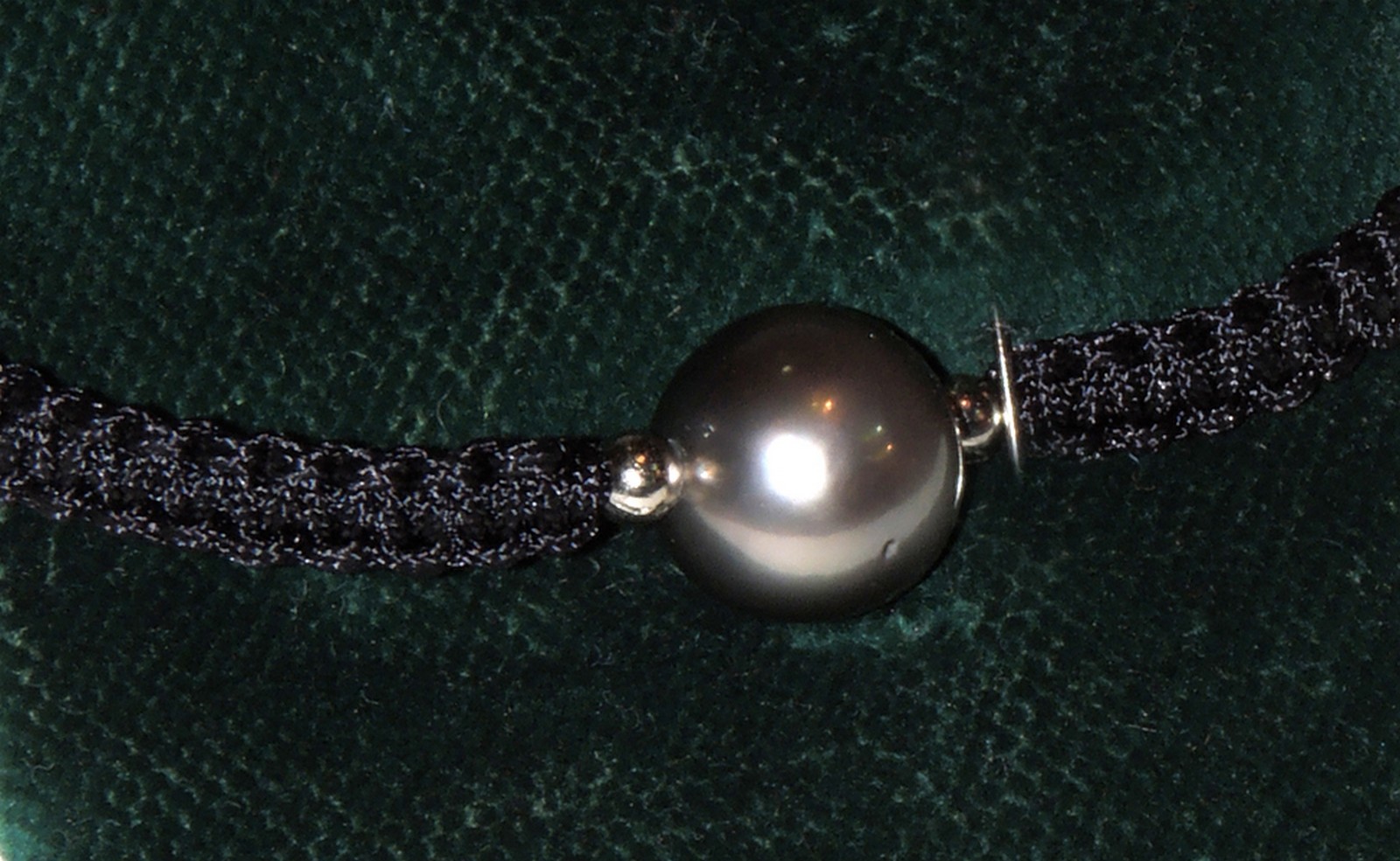 PULSERA con perla Tahití, en macramé.