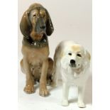 DOS FIGURAS DE PERROS en porcelana inglesa y danesa.