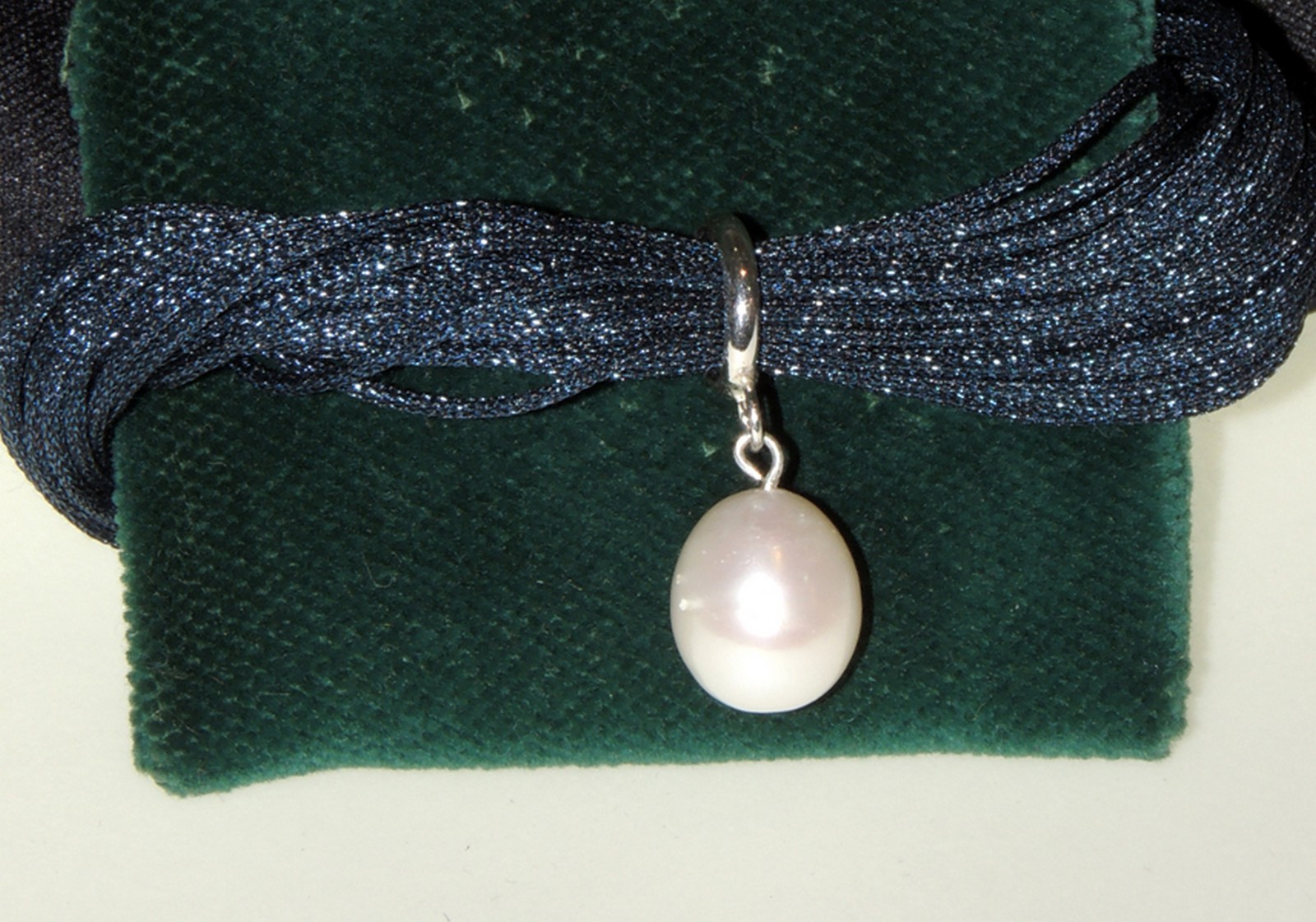 PULSERA con perla cultivada e hilo de seda color azul, cierre en acero.