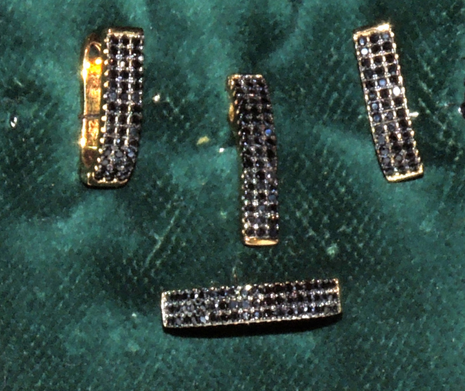 JUEGO DE PENDIENTES, COLGANTE Y SORTIJA con pavé de espinelas negras, en plata dorada.