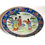 PLATO ORIENTAL en porcelana con decoración de geishas. Diámetro: 31 cm.