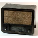 RADIO TELEFUNKEN Con caja en madera. Medidas: 23x28x17 cm.