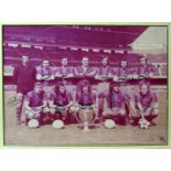 FOTOGRAFÍA DEL  F. C. B. Liga 73-74, con autógrafos de los futbolistas. Enmarcada.