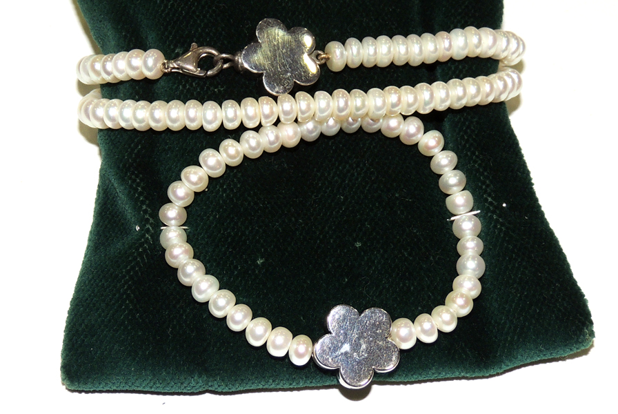 PULSERA Y COLLAR TOUS con perlas y flor en plata.