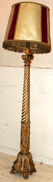 LÁMPARA DE PIE en madera tallada y policromada, con pantalla en pergamino. - Image 2 of 2