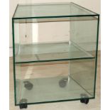 MESITA auxiliar de cristal de dos niveles. Con ruedas. Medidas: 66x55x40 cm. Starting Price €40