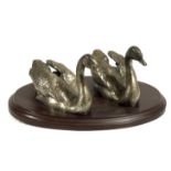 PAREJA DE CISNES con baño de plata sobre peana en madera. Starting Price €20