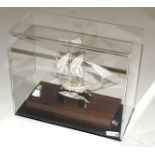 MINIATURA DE VELERO en filigrana de plata, en urna de madera y metacrilato. Altura: 10 cm.