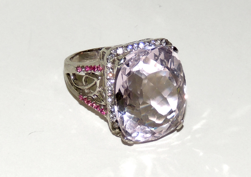 ANILLO En plata rodiada con cuarzo rosa central y orlado de circonitas. Starting Price €60 - Image 2 of 2