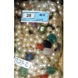 LOTE DE COLLARES De perlas y piedras semipreciosas. Starting Price €40