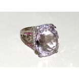 ANILLO En plata rodiada con cuarzo rosa central y orlado de circonitas. Starting Price €60