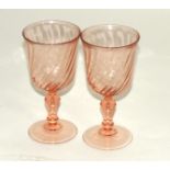 CRISTALERIA en cristal rosa gallonado. Compuesta de: 12 copas de agua, 12 copas de vino tinto, 12