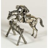 MINIATURA DE FIGURA DE JOCKEY saltando, en plata. Starting Price €80