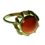 SORTIJA con coral, en oro amarillo. Starting Price €150