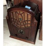 RADIO ANTIGUA DE CAPILLA en madera. Con peq. desp. Starting Price €80