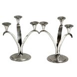 PAREJA DE CANDELABROS de tres luces, en plata. Con contrapeso. Peso total: 1300 grs. Starting