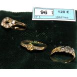 TRES SORTIJAS con piedras, en oro amarillo. Una con faltas. Peso: 5 gr. Starting Price €120