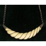 COLLAR en marfil y plata. Starting Price €60