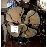 VENTILADOR De sobremesa antiguo en hierro. Altura: 33 cm. Starting Price €20