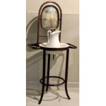 ANTIGUO LAVABO estilo Thonet con espejo en madera con jarra y jofaina en cerámica blanca. Altura: