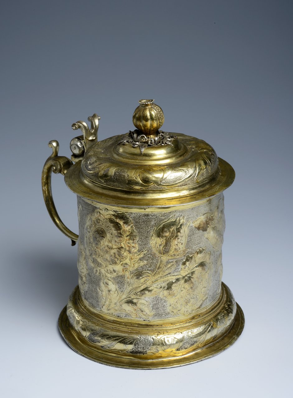 SILVER TANKARD 2nd half 17th century, Germany (Nuremberg) A gilded silver tankard, decorated with