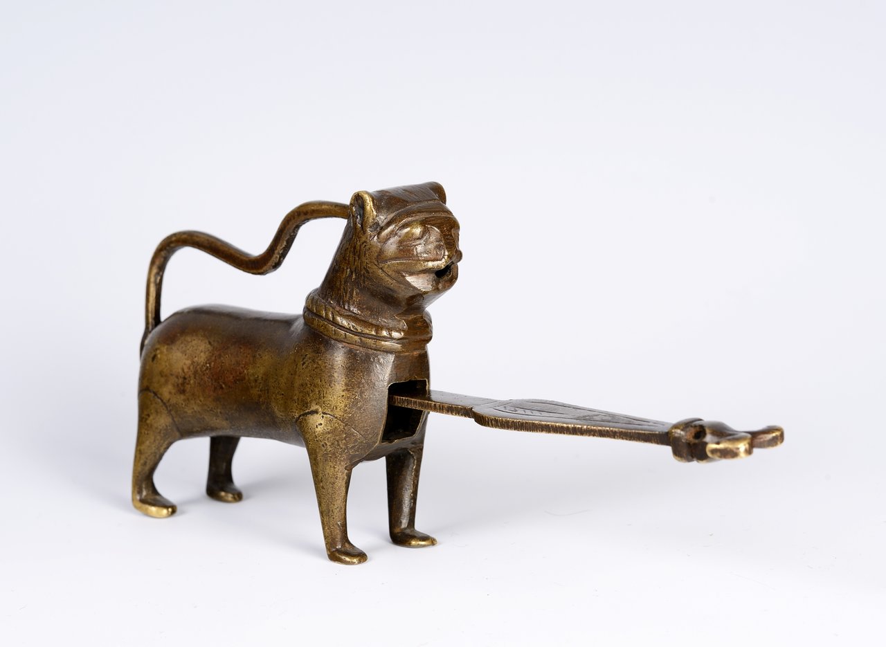 TWO PART LION-SHAPED PADLOCK 17th century, Spain Moulded bronze, original closing mechanism. Height