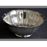 AN EDWARDIAN SILVER BOWL LONDON 1902, EDWARD BARNARD & SONS wavy rim, segmented body on a circular