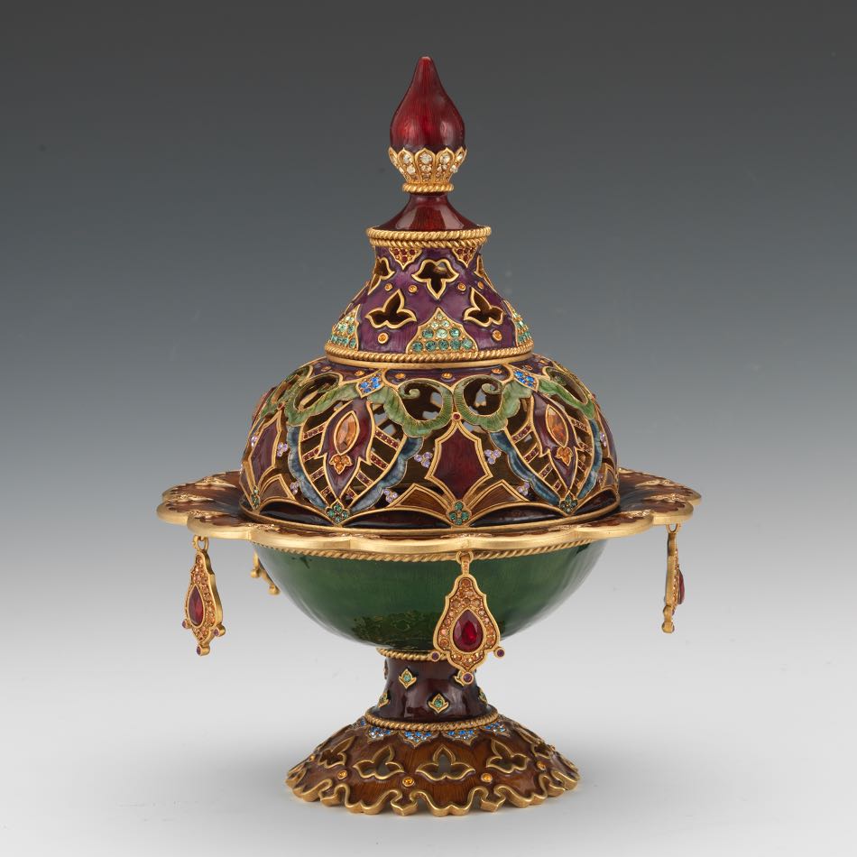 Jay Strongwater Ottoman Style Lidded Dish 11" x 8"A polychromed enamel dish on a reticulated - Image 4 of 9