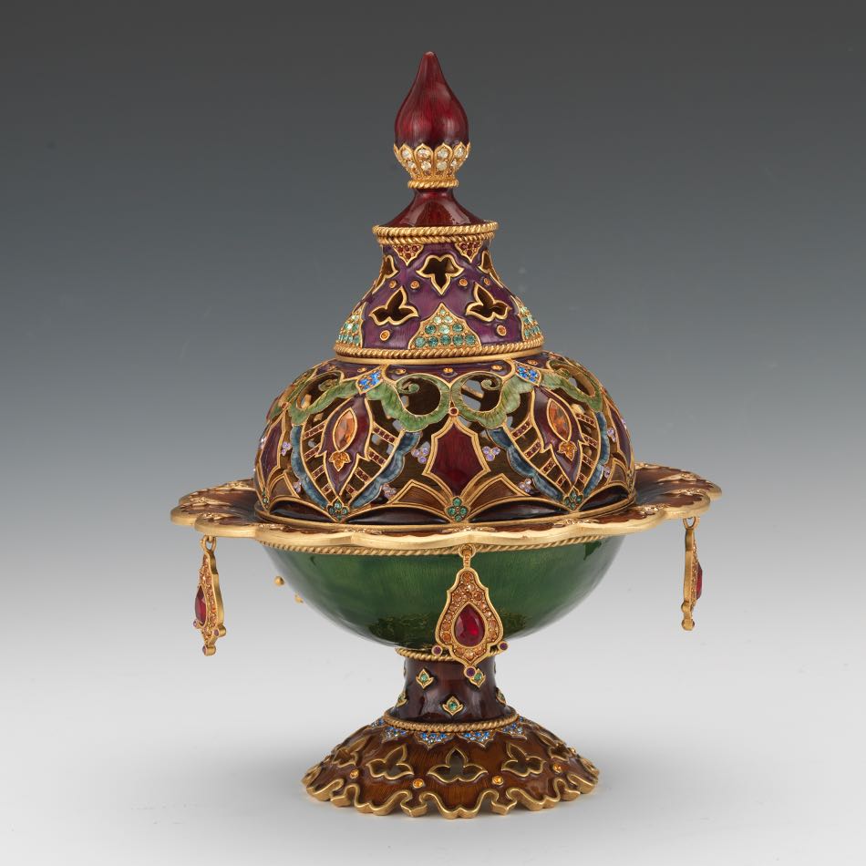 Jay Strongwater Ottoman Style Lidded Dish 11" x 8"A polychromed enamel dish on a reticulated - Image 5 of 9