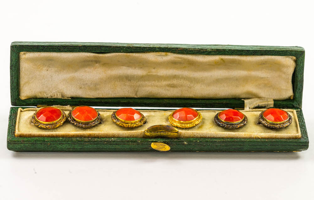 A set of antique Mediterranean coral and yellow metal buttons, in original fitted case, button - Image 3 of 3