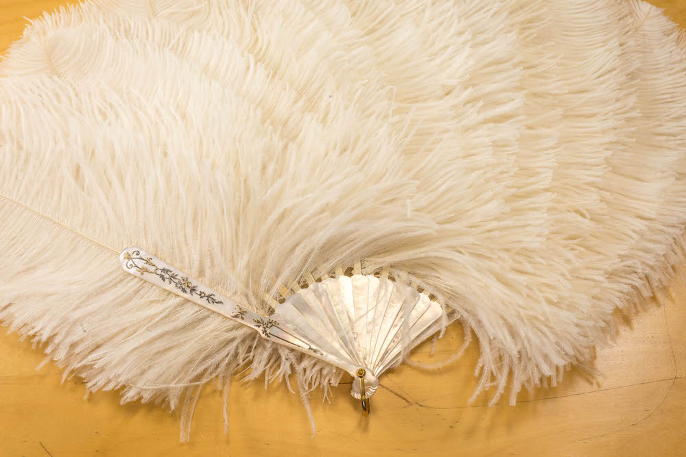 A French inlaid mother of pearl and ostrich feather fan retailed by J. Duvelleroy Ltd, London, in - Image 2 of 3