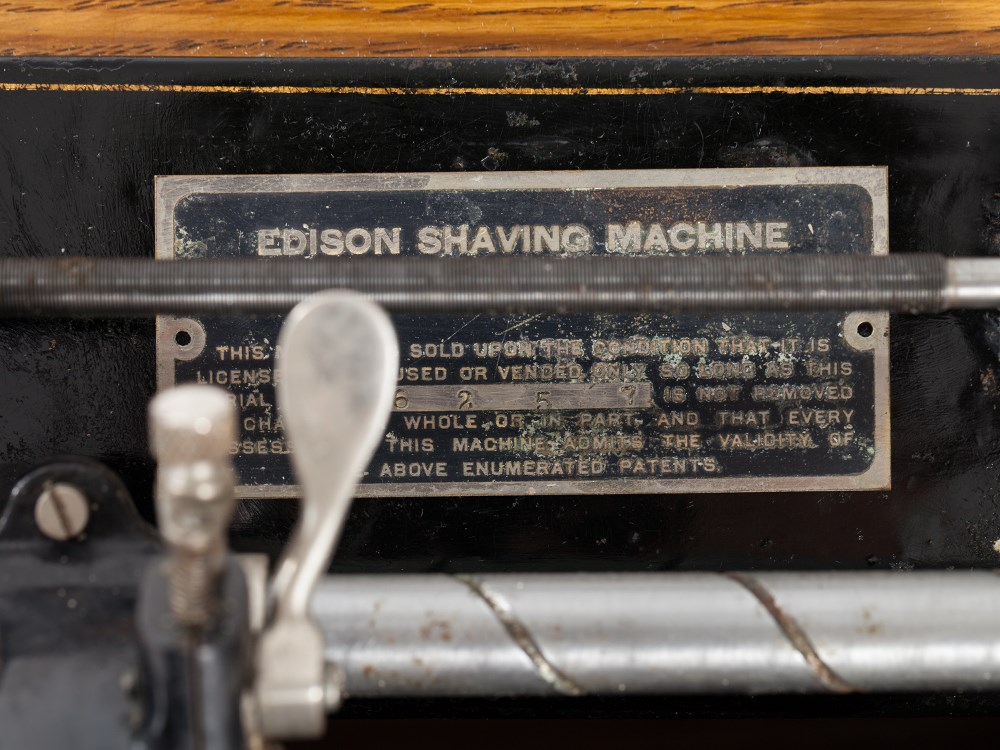 Thomas A. Edison, Mechanical ‘Edison Shaving Machine’, c. 1905  Wooden box, cast iron, metal, - Image 4 of 12