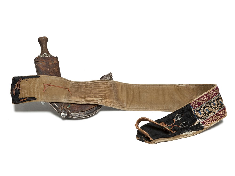 Magnificient Khandschar Dagger with Belt, Oman, 19th Century  Silver plated brass, silver, horn, - Image 11 of 12