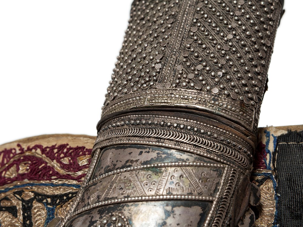 Magnificient Khandschar Dagger with Belt, Oman, 19th Century  Silver plated brass, silver, horn, - Image 7 of 12