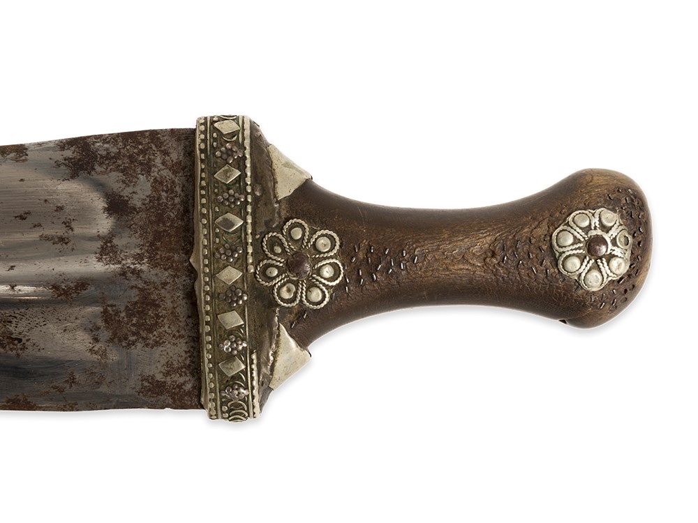 Magnificient Khandschar Dagger with Belt, Oman, 19th Century  Silver plated brass, silver, horn, - Image 3 of 12