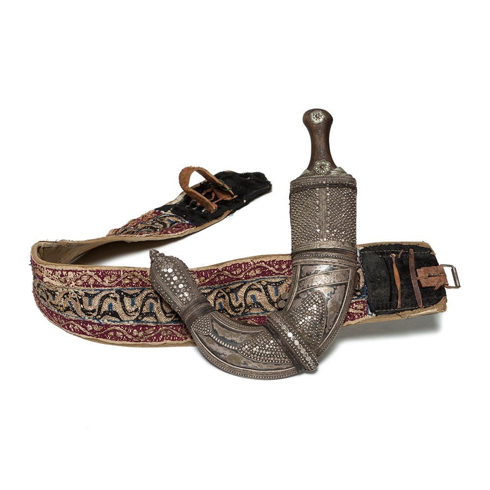 Magnificient Khandschar Dagger with Belt, Oman, 19th Century  Silver plated brass, silver, horn, - Image 12 of 12