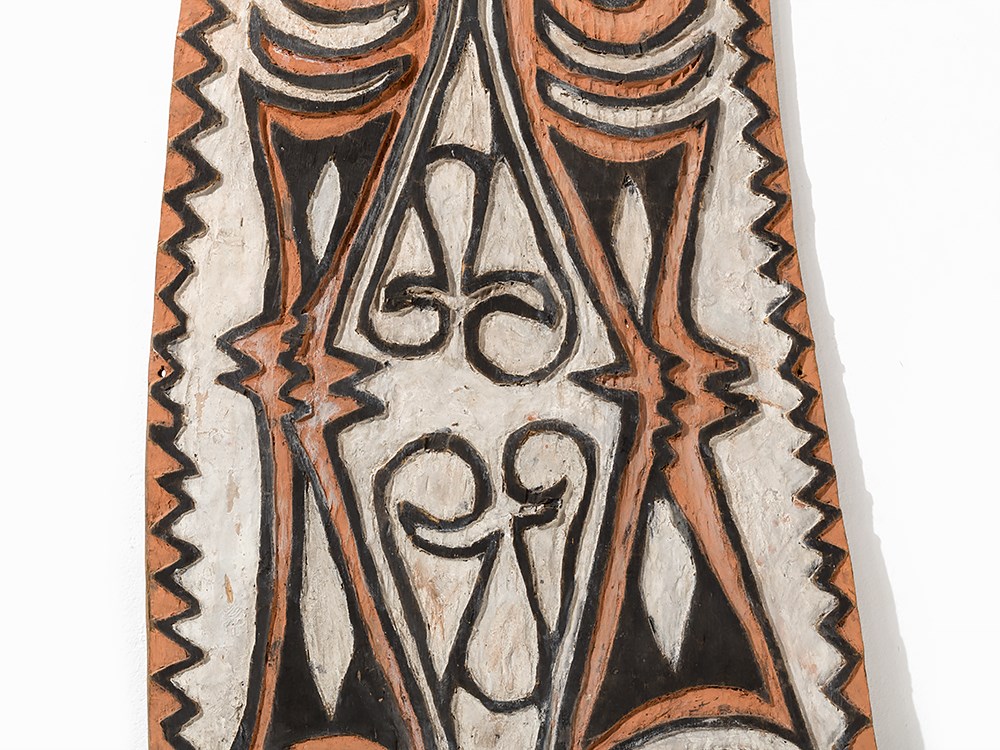 Green River War Shield, Papua New Guinea  Wood with natural pigments of red, black and white Green - Image 2 of 9