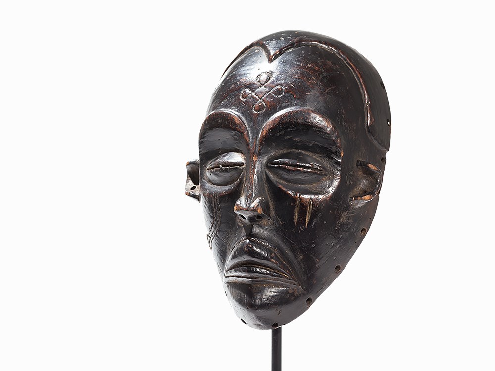 Chokwe, Mask ‘Mwana Pwo’, Published in K.-F. Schädler  Wood Chokwe peoples, Angola Ovoid face with - Image 2 of 13