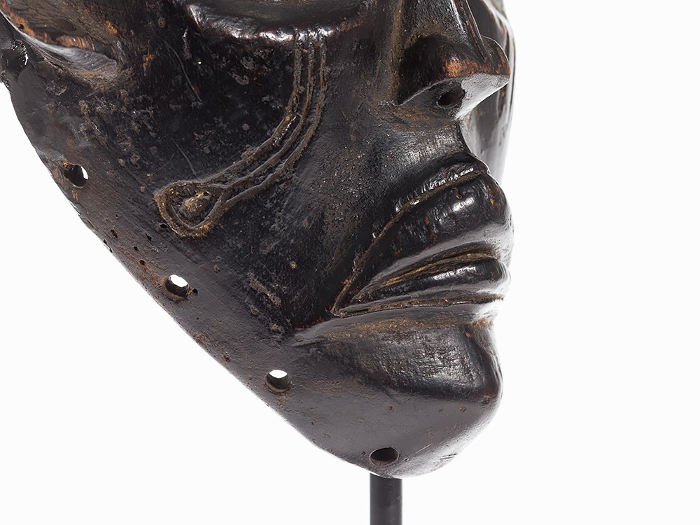 Chokwe, Mask ‘Mwana Pwo’, Published in K.-F. Schädler  Wood Chokwe peoples, Angola Ovoid face with - Image 7 of 13