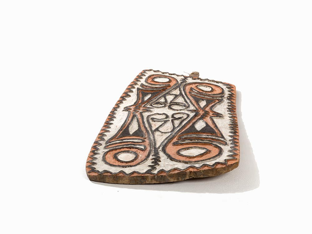 Green River War Shield, Papua New Guinea  Wood with natural pigments of red, black and white Green - Image 5 of 9