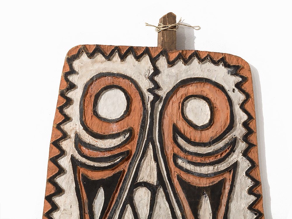 Green River War Shield, Papua New Guinea  Wood with natural pigments of red, black and white Green - Image 3 of 9