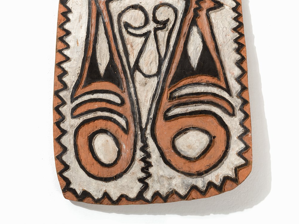 Green River War Shield, Papua New Guinea  Wood with natural pigments of red, black and white Green - Image 4 of 9