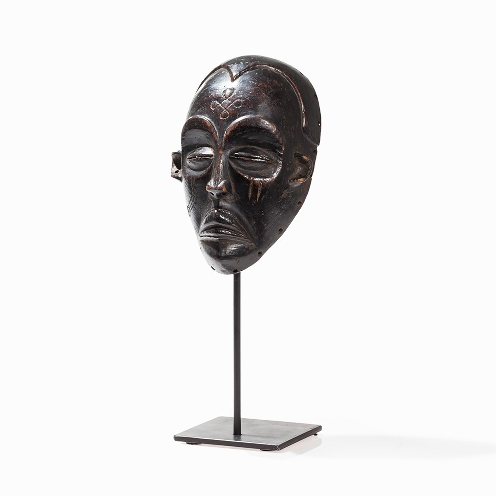 Chokwe, Mask ‘Mwana Pwo’, Published in K.-F. Schädler  Wood Chokwe peoples, Angola Ovoid face with - Image 13 of 13