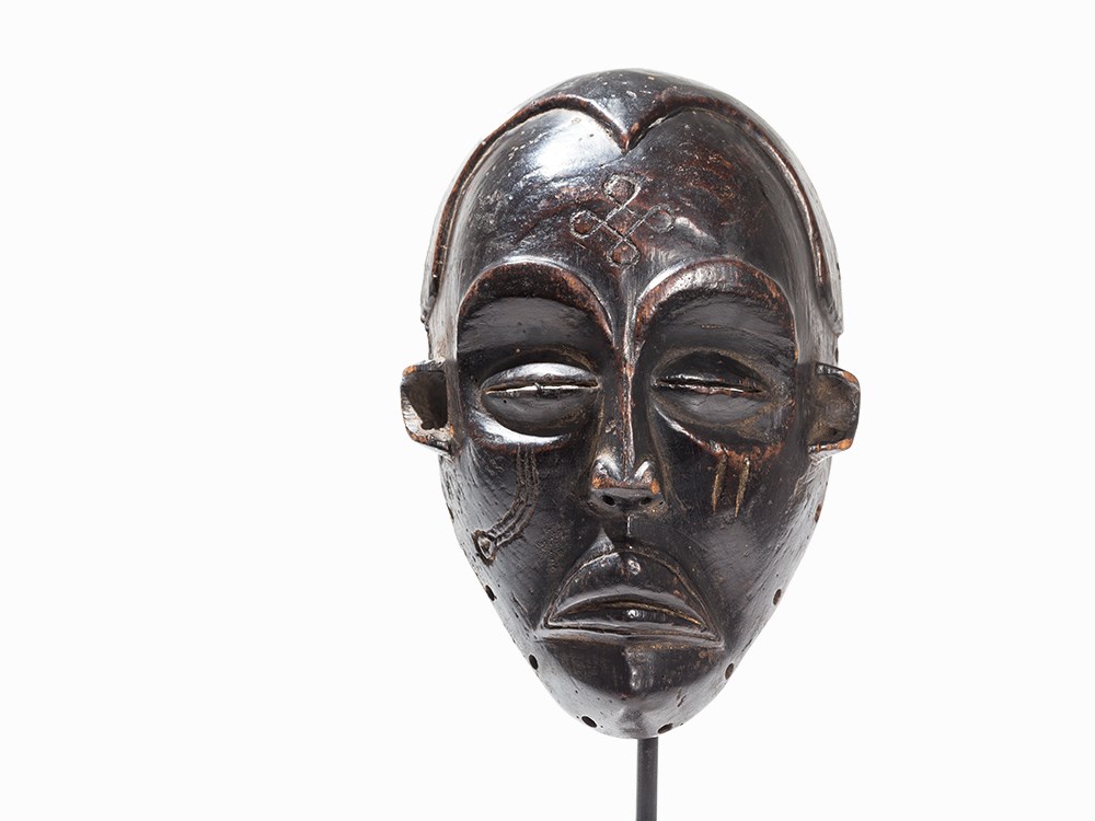 Chokwe, Mask ‘Mwana Pwo’, Published in K.-F. Schädler  Wood Chokwe peoples, Angola Ovoid face with - Image 3 of 13