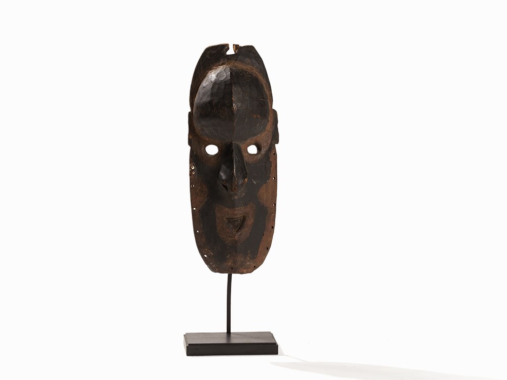 Large and Important Mask, Papua New Guinea, 19th/ 20th C.  Wood, shells, pigments Probably Yangoru - Image 2 of 8