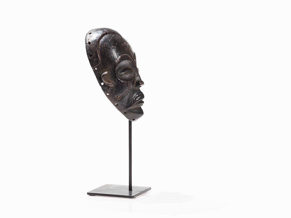 Chokwe, Mask ‘Mwana Pwo’, Published in K.-F. Schädler  Wood Chokwe peoples, Angola Ovoid face with - Image 6 of 13