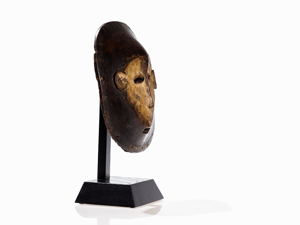 Lega, Mask ‘Idimu’, D. R. Congo  Wood with encrusted kaolin Lega peoples, D. R. Congo Typical - Image 4 of 8